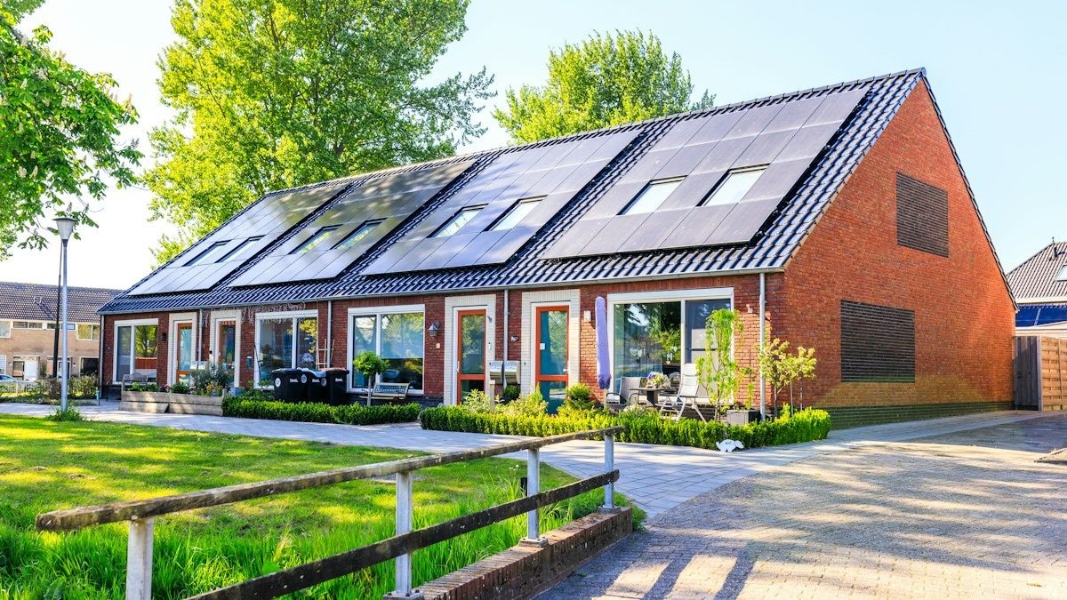 Cuánto se ahorra con placas solares al mes según la zona de España