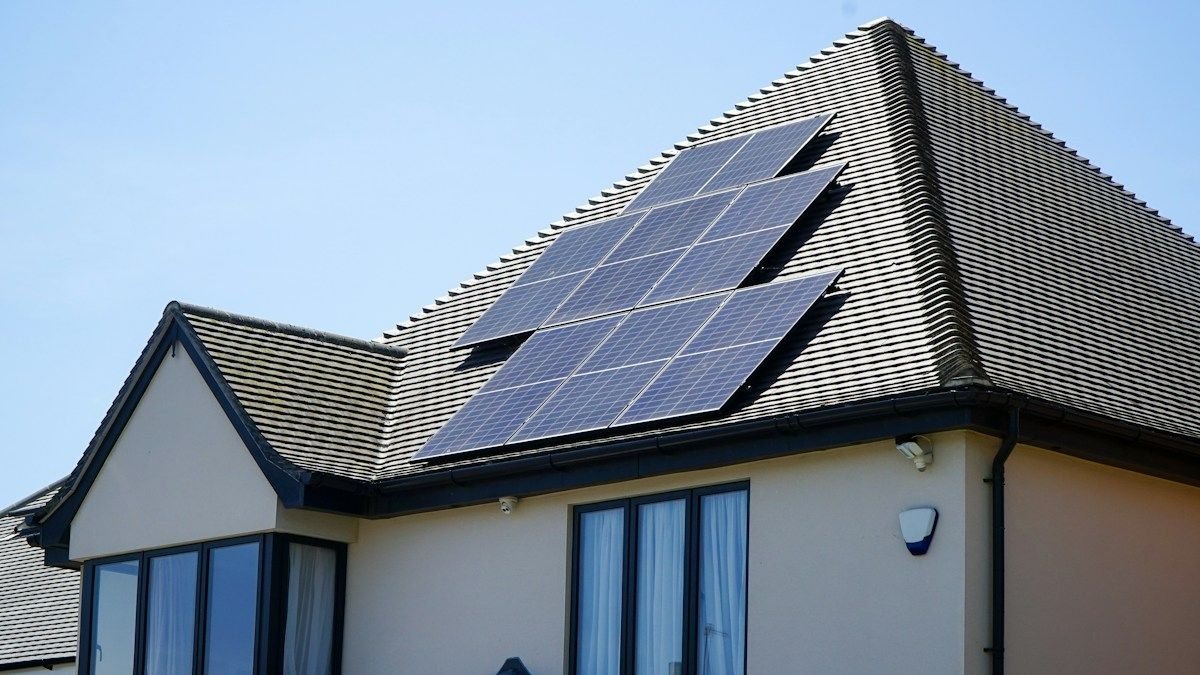 Cuántas placas solares necesito para una casa de 100 m² (cálculo paso a paso)