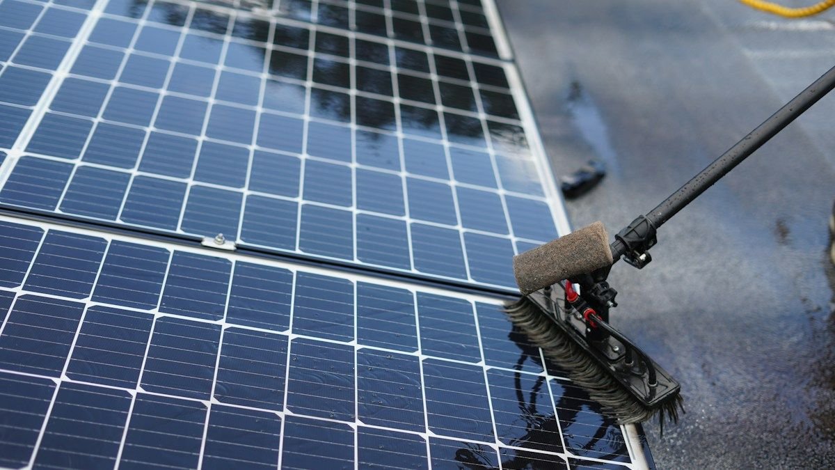 Mantenimiento de placas solares: qué hacer y cada cuánto