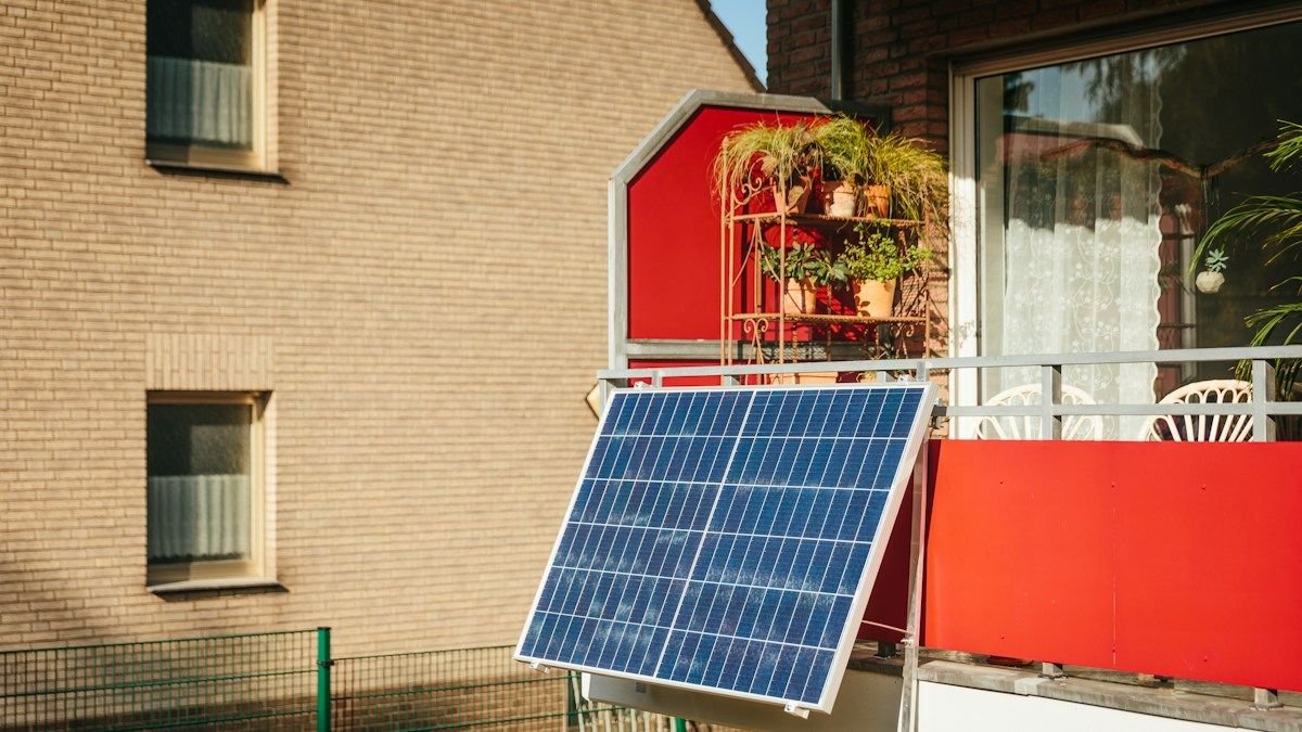 Placas solares de balcón (plug and play): normativa y rendimiento